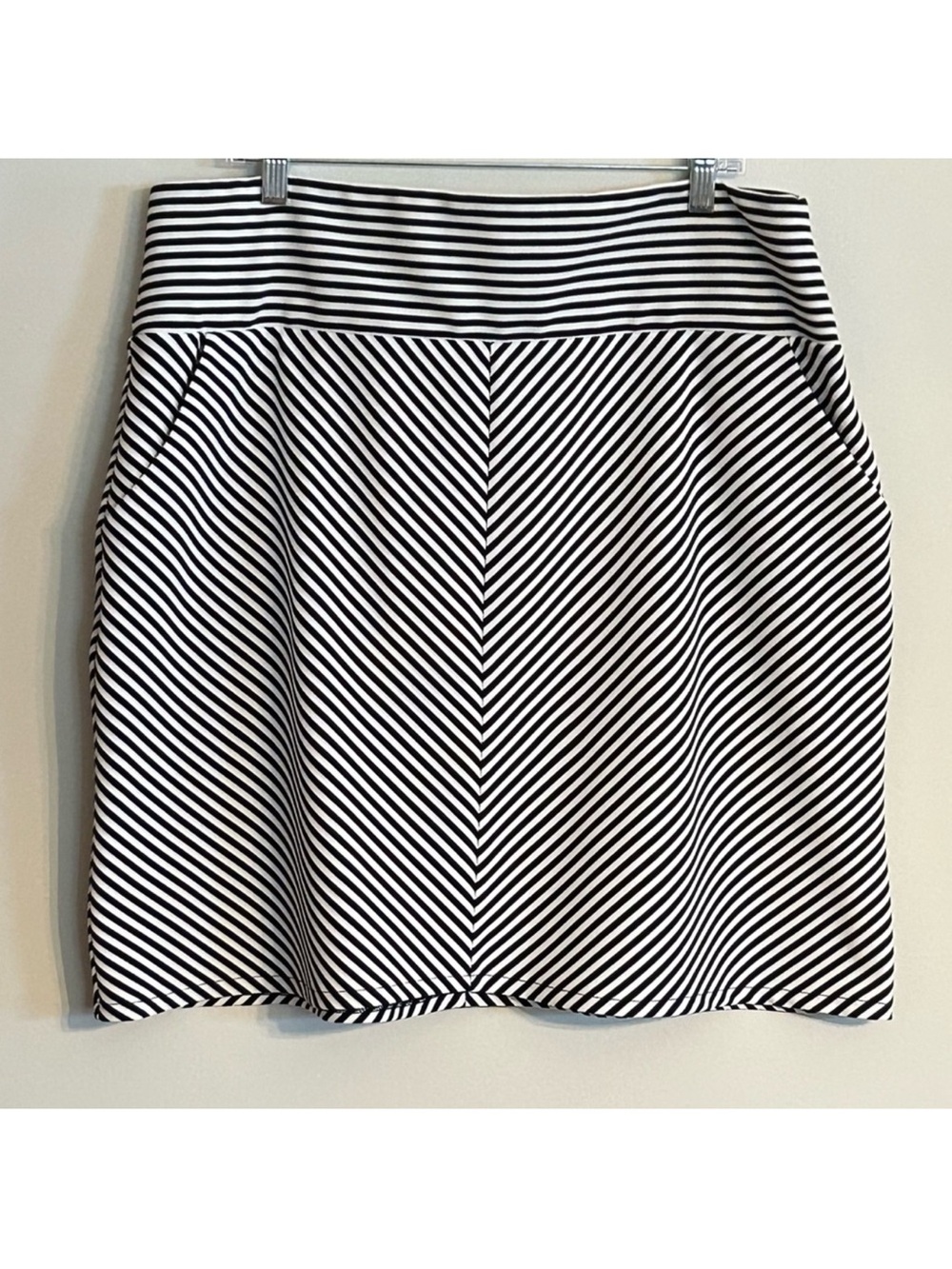 Womenโs Apt 9 Black & White Striped Pull On Skirt W/Pockets. Size XXL